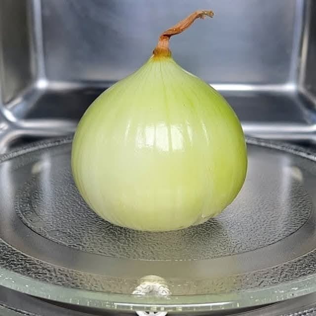 Fast and impressive: Using a microwave to cook onions and amaze your visitors