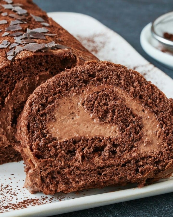 Swiss roll with chocolate